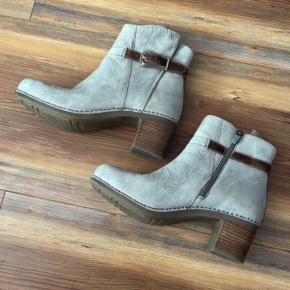Dansko 39 Booties Boots Shoes Heels Zip Gray Leather Buckle Office Ladies - Picture 3 of 14